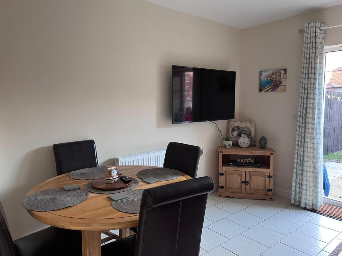 Centrally Located Lincolnshire Home With Free Parking On Premises 외부 사진