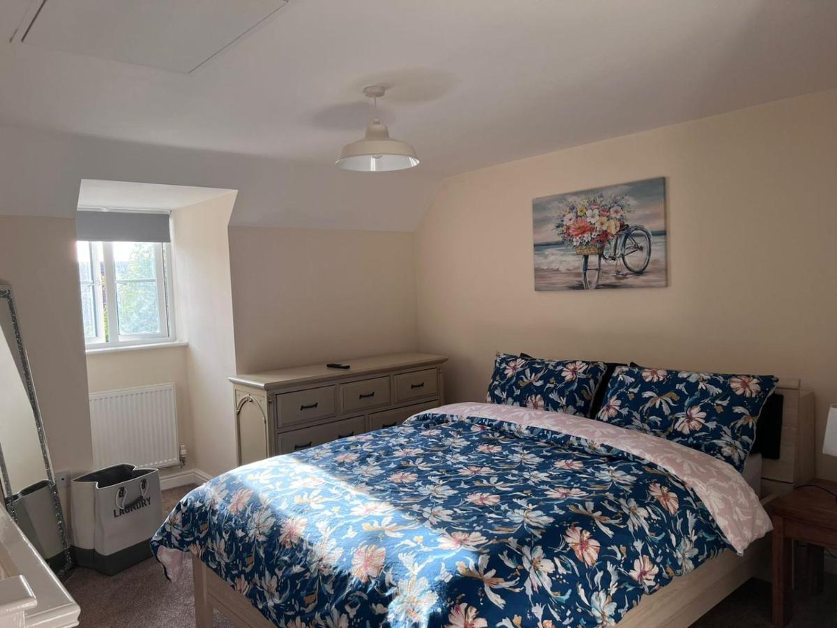 Centrally Located Lincolnshire Home With Free Parking On Premises 외부 사진